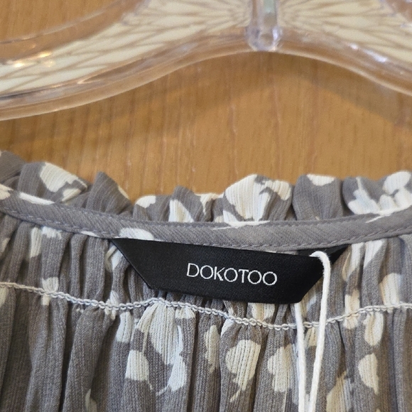 Dokotoo NWT Chic Gray & White Floral Blouse...size Med - Picture 2 of 6